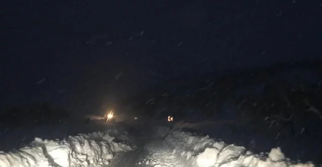 Kar kalınlığı 1 metreyi aştı, sağlık çalışanları ve hastaların imdadına büyükşehir ekibi yetişti