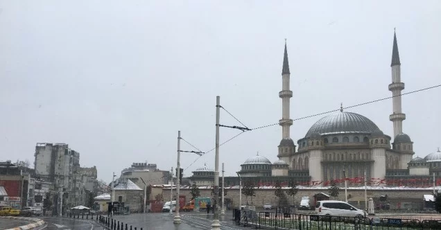 Kar Taksim Camii’nin kubbesini beyaza bürüdü