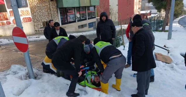 Kar temizleme görevlisi buzda kayarak düşüp hastanelik oldu