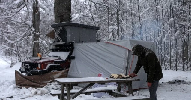 Kar yağışı altında eksi 14 derecede kamp keyfi yaptılar