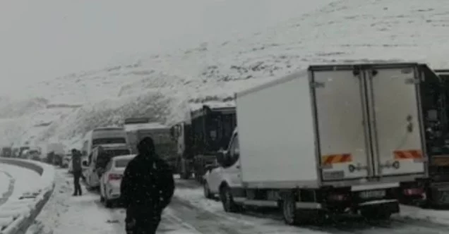 Kar yağışı hayatı felç etti, Mardin-Diyarbakır karayolunda ulaşım durdu