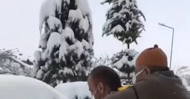 Kar yolları kapadı, sağlık görevlisi hastayı sırtında taşıdı