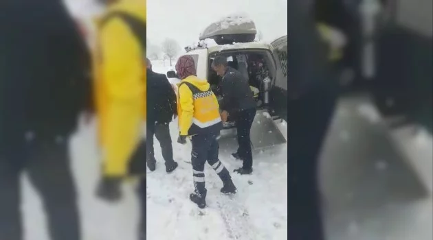 Kar yolları kapattı, 112 ekipleri hastaya ulaşmak için seferber oldu