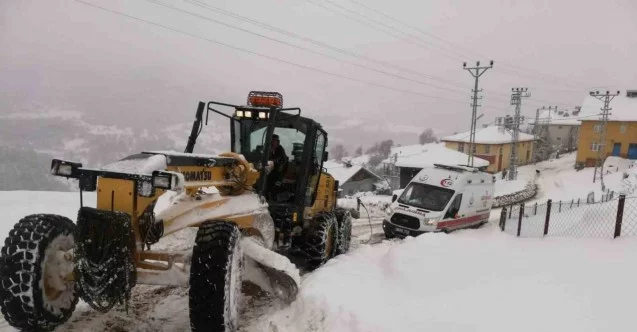 Kara saplanan ambulansı karla mücadele ekipleri kurtardı