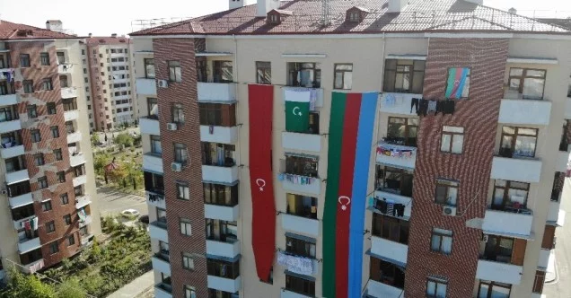 Karabağ göçmeni yarım asırlık terziden dev bayraklı destek