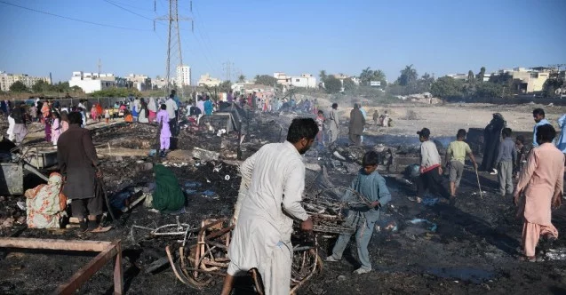 Karaçi’deki gecekondu mahallesinde yangın 50 gecekondu alev alev yandı