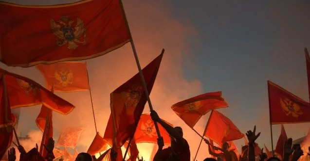 Karadağ’da muhalefetin Sırp ulusal sembollerini kullanması protesto edildi