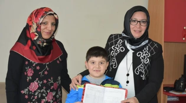 Karaman’da evde eğitim gören öğrenciler karnelerini aldı