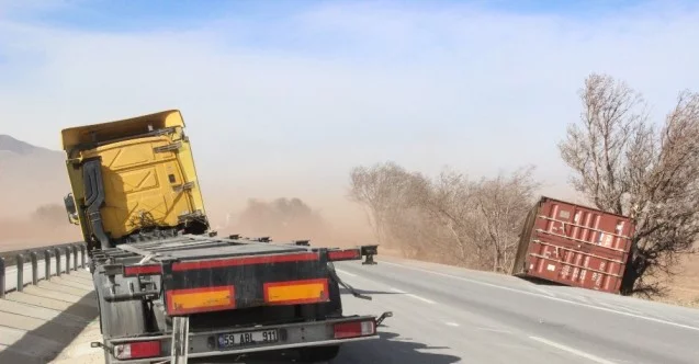 Karaman’da toz fırtınası tırın konteynerini uçurdu