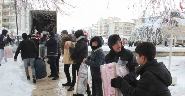 Karaman’da vatandaşlar depremzedeler için seferber oldu