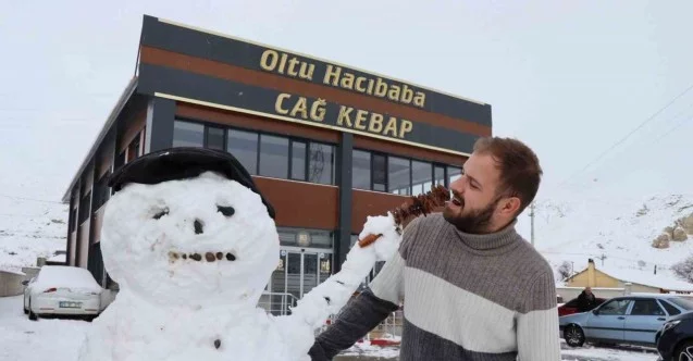 Kardan adam, iş yerine gelenleri cağ kebabı ile karşılıyor