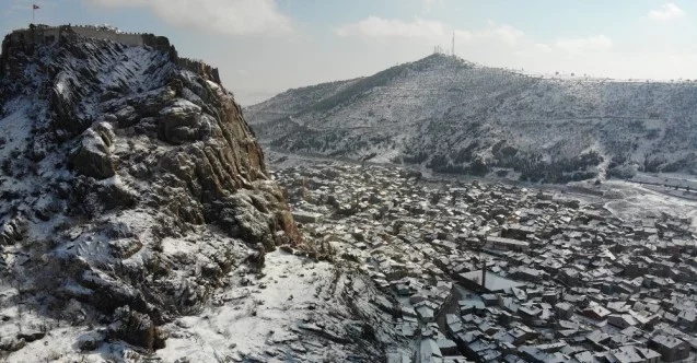 Karla kaplanan Karahisar Kalesi’nin havadan görüntüsü büyüledi
