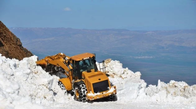 Karlı dağlar iş makineleriyle aşılıyor