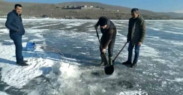 Kars’ta balıkçıların Eskimo usulü balık avı kamerada