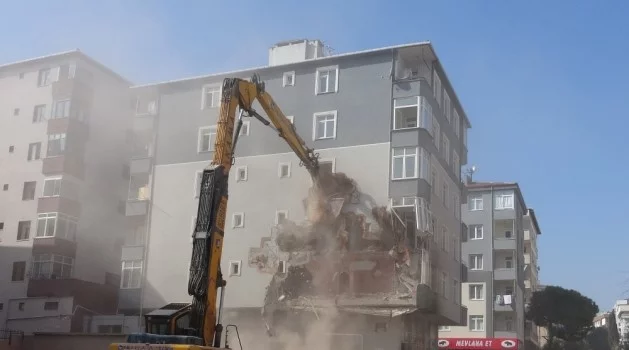 Kartal’da çöken binanın yanındaki riskli binanın yıkımına başlandı