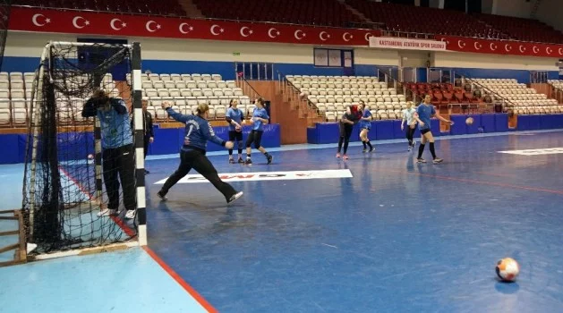Kastamonu Belediyespor, 4 kupa için yoluna devam ediyor