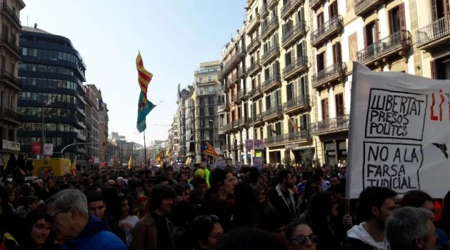 Katalonya’da politikacıların yargılanmasına karşı protestolar