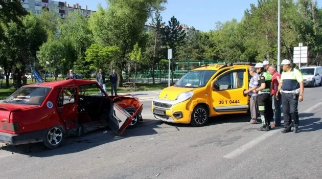 Kayseri’de ticari taksi ile otomobil çarpıştı: 5 yaralı