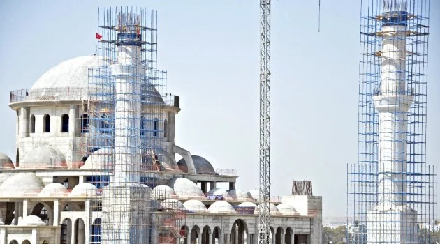 Kıbrıs’ın en büyük camisinin ana kubbesi tamamlandı