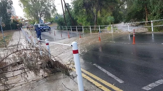 Kıbrıs’ta yaz yağmurları araçları devirdi