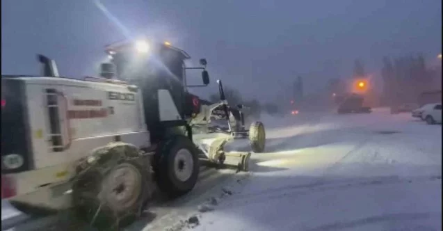 Kiraz-Alaşehir yolu kar yağışı nedeniyle ulaşıma kapandı