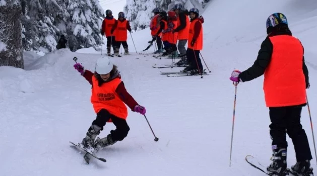Kırsal mahallelerdeki öğrenciler kayak öğreniyor