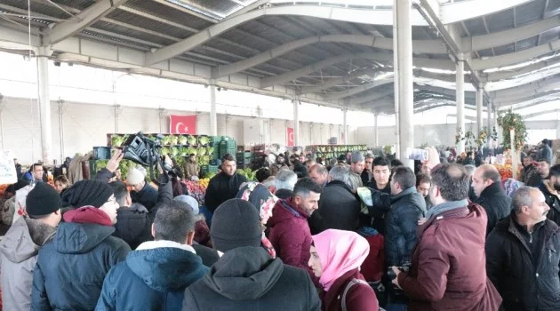 Kırşehir Belediyesi, pazar yerinde bez çanta dağıttı
