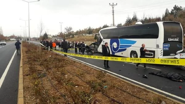 Kırşehir'de otobüs ile otomobil çarpıştı: 3 ölü, 1 yaralı