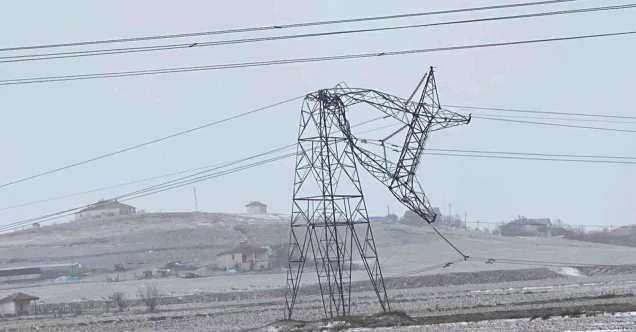 Kırşehir’de şiddetli rüzgar gerilim hattı direklerini eğdi