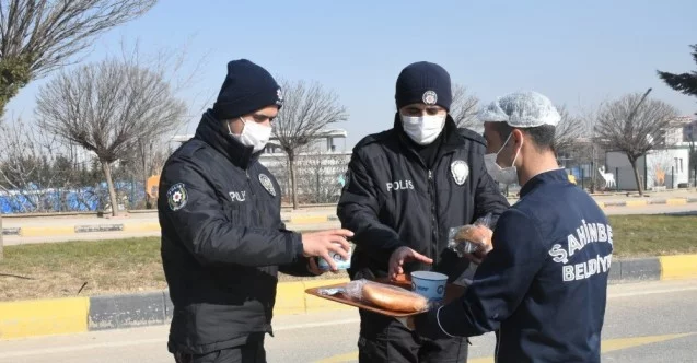 Kısıtlamada görev yapan polislere sıcak çorba ikramı