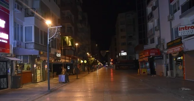 Kısıtlamanın ikinci gününde İzmir’de sokaklar boş kaldı
