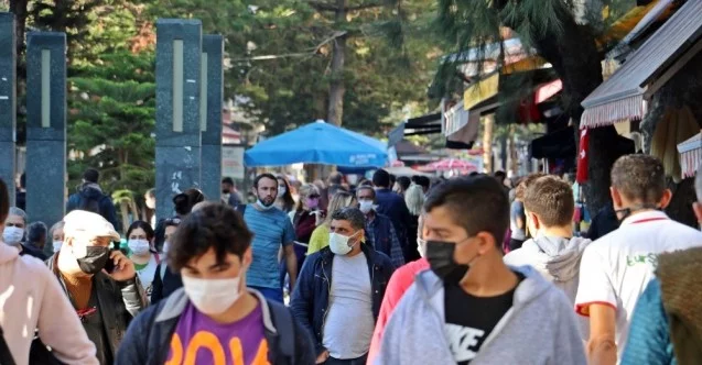 Kısıtlamaya saatler kala Antalyalılar sokaklara döküldü