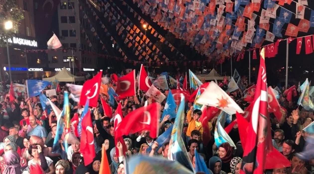 Kocaeli’de AK Parti önünde kutlamalar başladı
