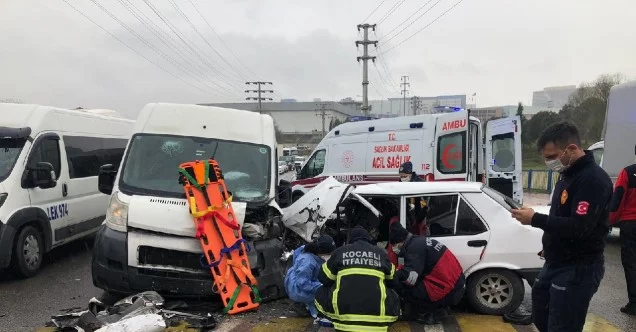Kocaeli’de panelvan minibüs ile otomobil çarpıştı: 1’i ağır 4 yaralı