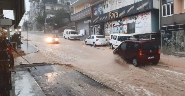 Kocaeli’de yağış sonrası caddeler böyle dereye döndü