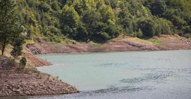 Kocaeli’nin içme suyunu karşılayan barajın çevresi çöp altında kaldı
