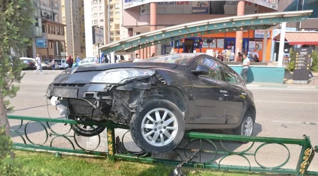 Bursa'da kontrolden çıkan araç bariyere çarptı