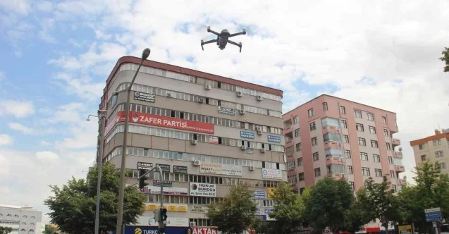 Konya’da ışık ihlali yapan yayalar havadan dron ile uyarıldı ve denetlendi