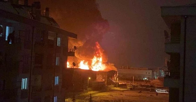 Konya’nın merkez Karatay ilçesinde bulunan bir sünger fabrikasında yangın çıktı. Yangını söndürmek için çok sayıda itfaiye ekibi müdahale ediyor.  Yangının mesai saati sonrasında başladığı içeride kalan kimse olmadığı belirtiliyor.