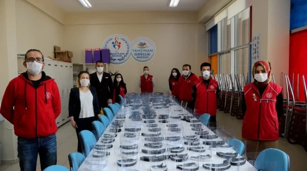 Korona ile mücadeleye gençlerden destek: Günde 500 adet ’siperli maske’
