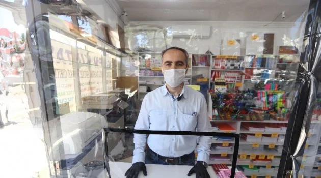 Korona virüse karşı dükkânına özel steril müşteri bölmesi yaptı