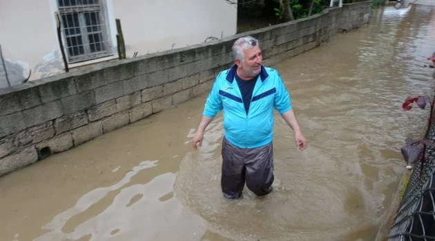 Kozan’da evler sular altında kaldı