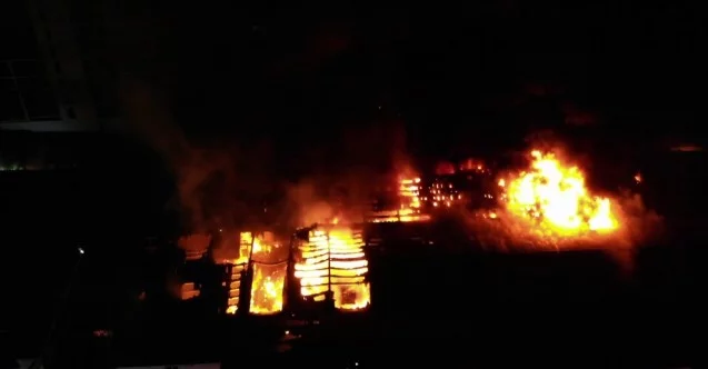 Küçükçekmece’de yanan kağıt ambalaj üretim merkezi havadan görüntülendi