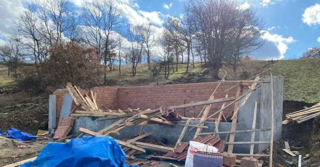 Kümes çatısı çöktü, altında kalan 2 işçiden biri hayatını kaybetti