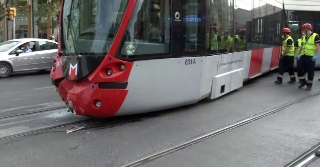 Laleli’de tramvay ile tur  otobüsü çarpıştı