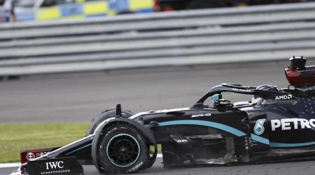 Lewis Hamilton patlak lastikle kazandı