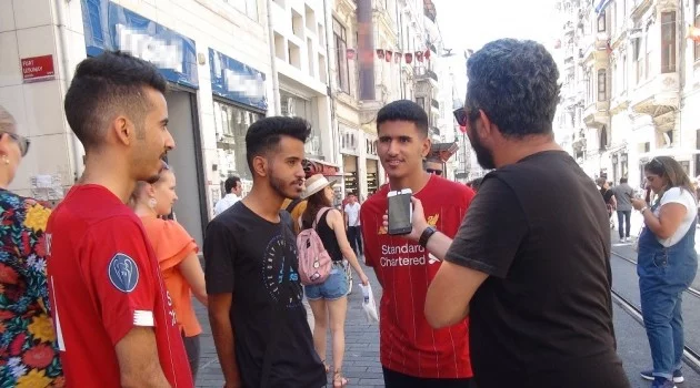 Liverpool ve Chealsea taraftarları Taksim’de gezip döner yedi
