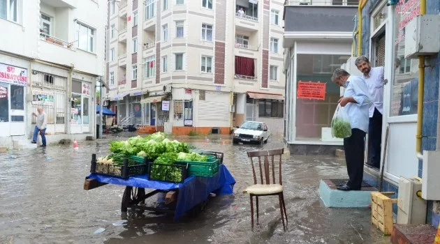 Lüleburgaz’da 20 dakikalık yağmur sonrası sokaklar göle döndü