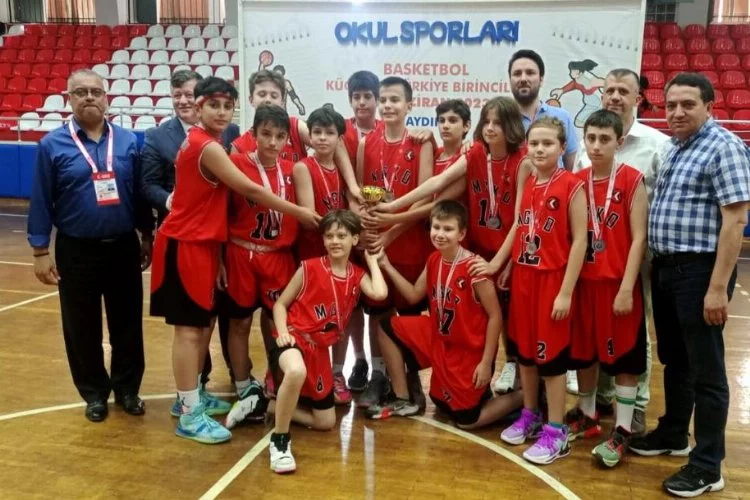 Macide Gazioğlu Ortaokulu Aydın’dan iki kupayla döndü