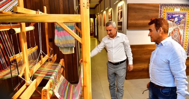 Malatyalı Türk Halk Müziği sanatçısı Selahattin Alpay, Tekstil Müzesi’ni gezdi